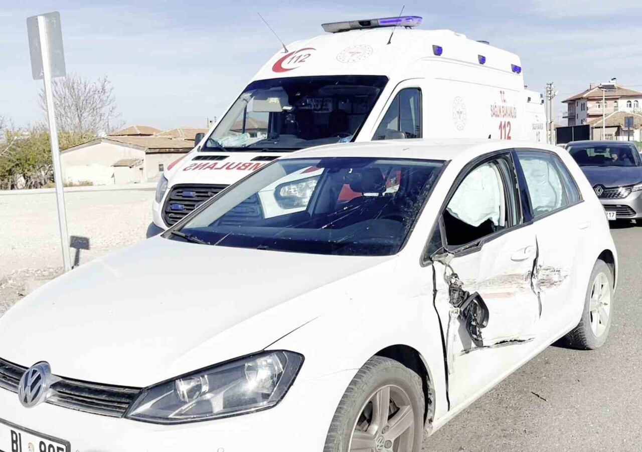 AKSARAY’DA SÜRÜCÜSÜNÜN DİREKSİYON HAKİMİYETİNİ KAYBETTİĞİ OTOMOBİL REFÜJE ÇIKARAK KARŞI ŞERİDE...