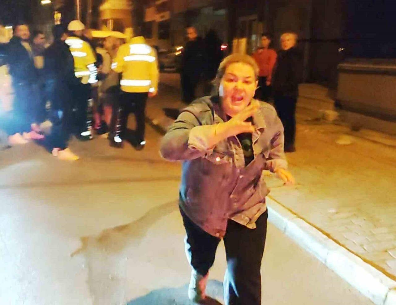 AKSARAY’DA YARALAMALI KAZAYA KARIŞIP KAÇAN SÜRÜCÜNÜN YAKINLARI OLAY YERİNE GELEN POLİSE BİR...