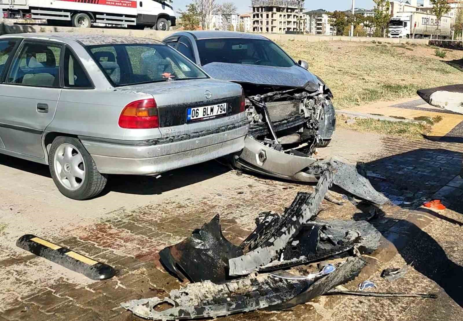 AKSARAY’DA YAYALARA ÇARPMAMAK SÜRÜCÜSÜNÜN MANEVRA YAPTIĞI OTOMOBİL ÖNCE TRAFİK LEVHALARINA SONRA...