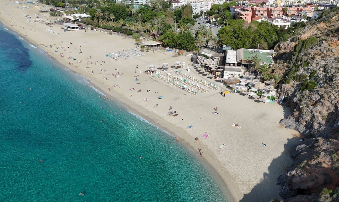 ALANYA İLÇESİNDE HAVA SICAKLIĞININ 24 DERECEYE ÇIKTIĞI KASIM AYININ SONLARINDA VATANDAŞLAR DÜNYACA...