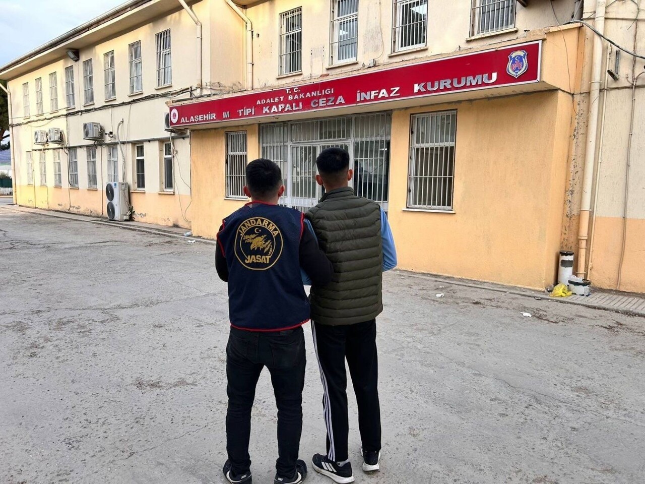 ALAŞEHİR İLÇE JANDARMA KOMUTANLIĞI JASAT EKİPLERİ, BAKLACI MAHALLESİ’NDE UYUŞTURUCU TİCARETİNE...