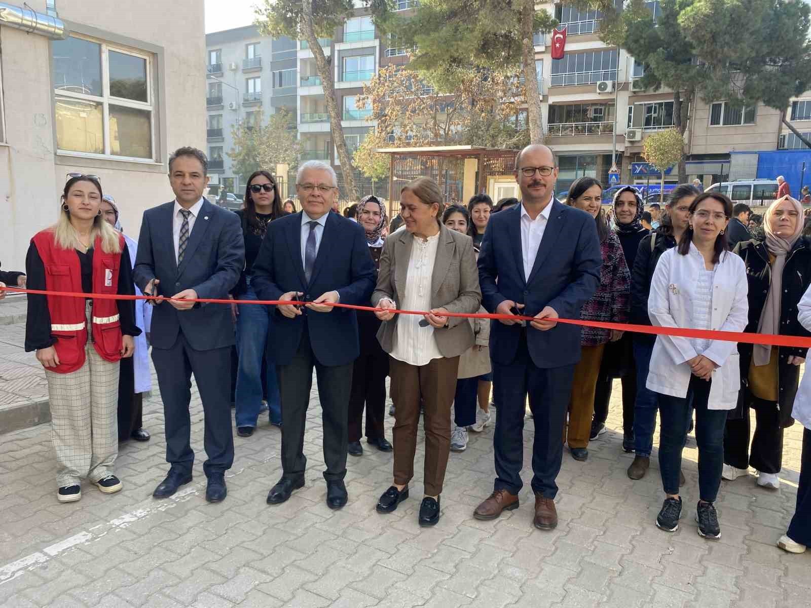 ALAŞEHİR ŞEHİT EFKAN MESLEKİ VE TEKNİK ANADOLU LİSESİ ÖĞRENCİLERİ, HAZIRLADIKLARI ÜRÜNLERİ SATARAK...