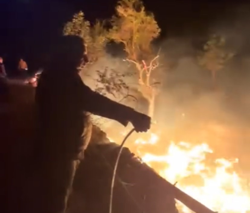 ALEVLER KISA SÜREDE RÜZGARINDA ETKİSİYLE BARAKA VE ÇEVRESİNDEKİ ODUNLARA YAYILDI. MÜDAHALEDE...