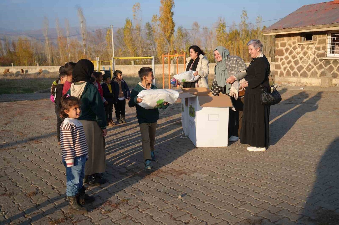 ALMANYA’DA YAŞAYAN BİRGÜL ÇELİK KIYAGAN VE ZİNNET MEMOĞLU, MUŞ’UN FARKLI KÖYLERİNDE YAŞAYAN...