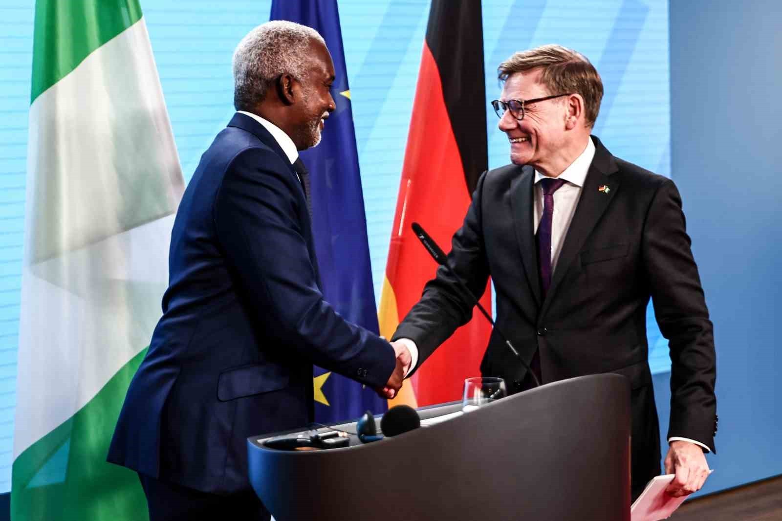 ALMANYA DIŞİŞLERİ BAKANI JOHANN WADEPHUL İLE NİJERYA DIŞİŞLERİ BAKANI YUSUF MAİTAMA TUGGAR...