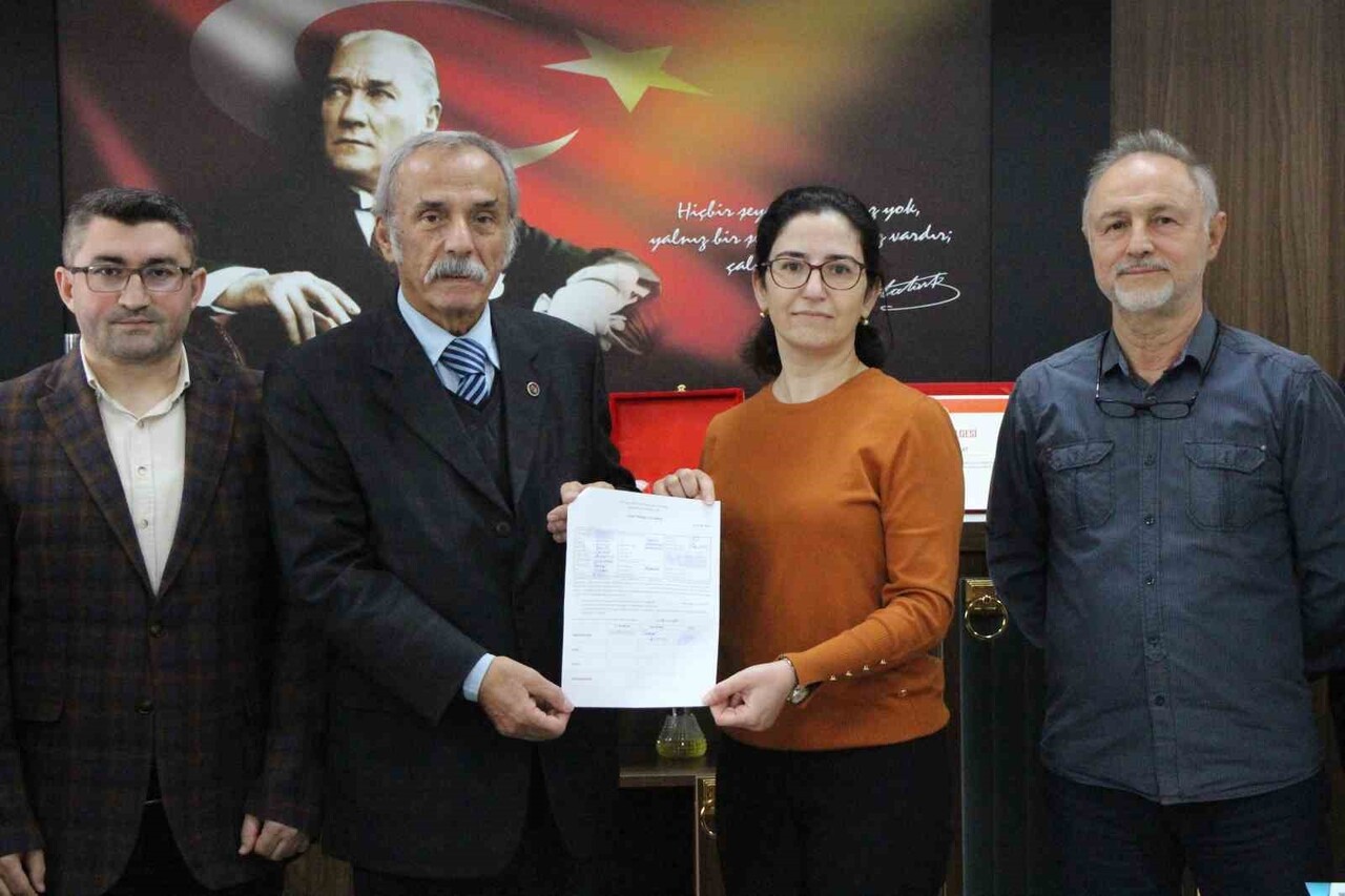 AMASYA’DA TORUNU YAŞINDAKİLERLE AYNI SIRAYI PAYLAŞARAK 68 YAŞINDA 4’ÜNCÜ ÜNİVERSİTEDEN MEZUN OLAN...