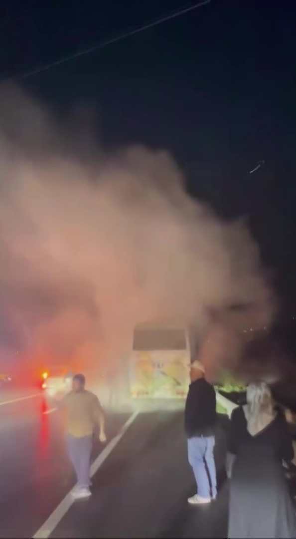 AMASYA’DA YOLDA SEYİR HALİNDEYKEN DUMANLARIN YÜKSELDİĞİ YOLCU MİDİBÜSÜNDEKİ YANGINI KÖY MUHTARI VE...