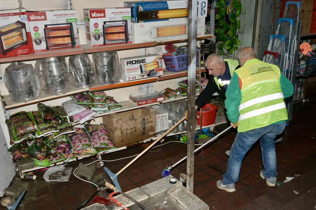 AMASYALILAR CADDESİ'NDE SU BASKINI YAŞAYAN ESNAFIN YARDIMINA KOŞAN BELEDİYE EKİPLERİ, KISA SÜREDE...