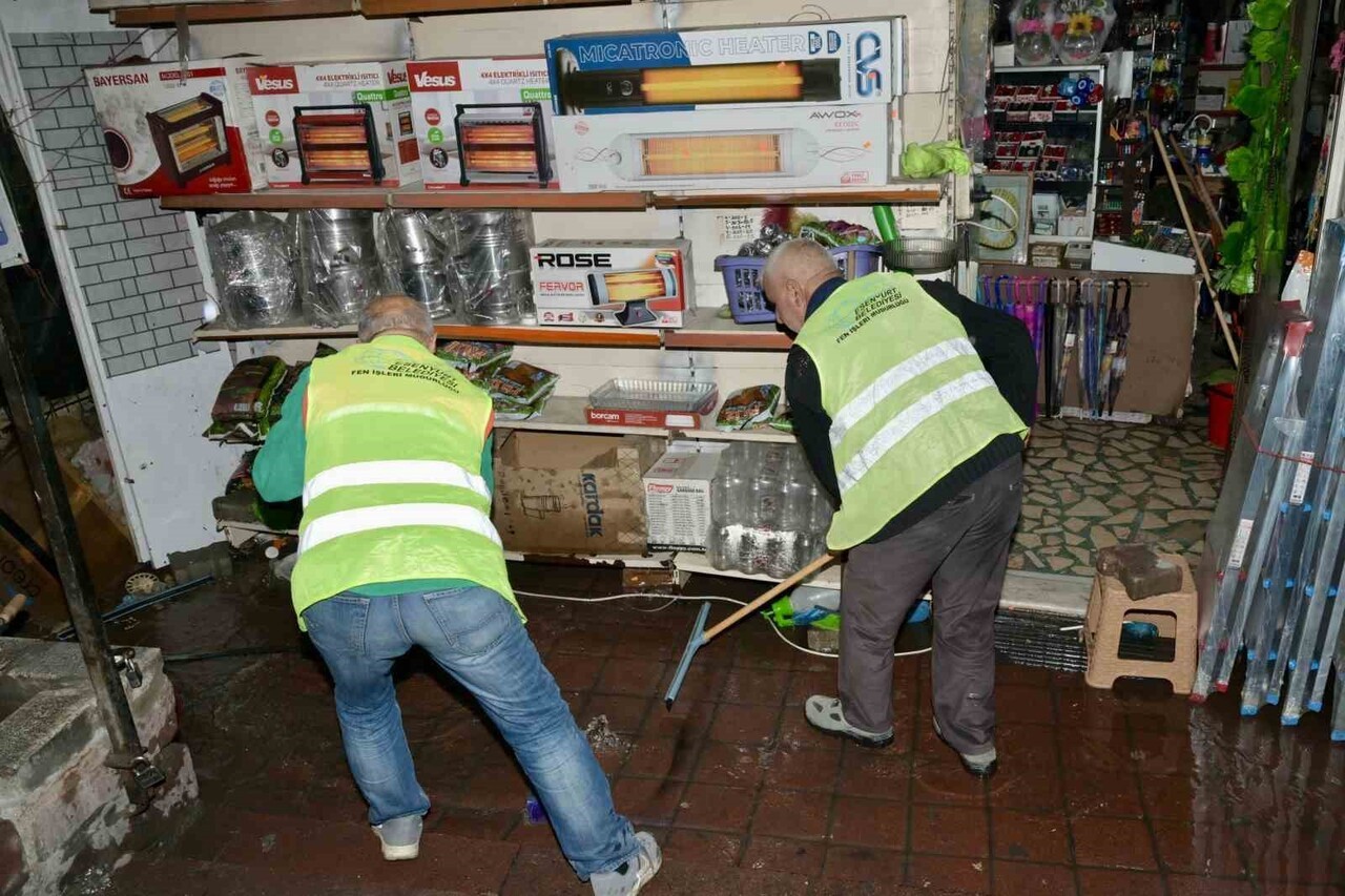AMASYALILAR CADDESİ'NDE SU BASKINI YAŞAYAN ESNAFIN YARDIMINA KOŞAN BELEDİYE EKİPLERİ, KISA SÜREDE...