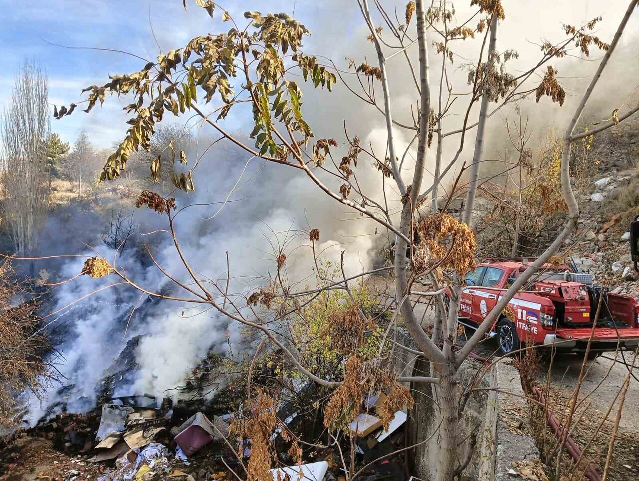 ANKARA'DA ORMANLIK ALANDA BİRİKEN ÇÖPLERİN TUTUŞMASMASI SONUCU MEYDANA GELEN YANGIN İTFAİYE...