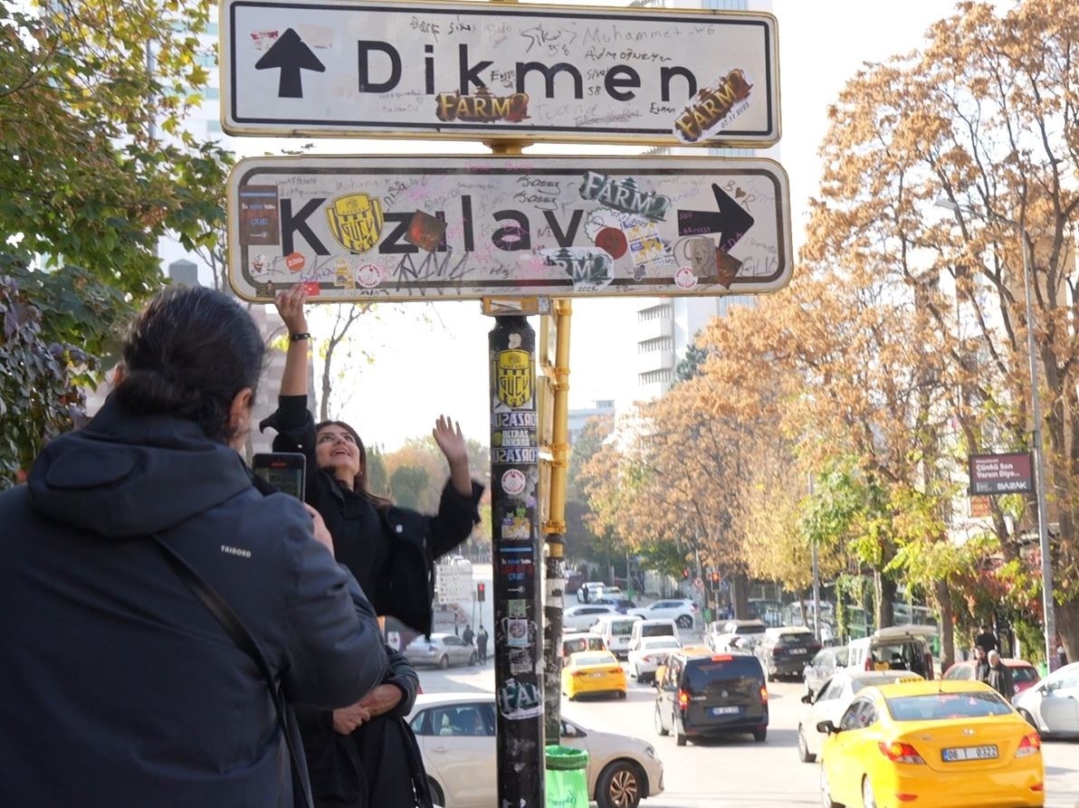 ANKARA'DA SOSYAL MEDYA AKIMINA KONU OLAN VE BİR SÜRE ÖNCE SÖKÜLEREK GÖTÜRÜLEN KIZILAY TABELASI...