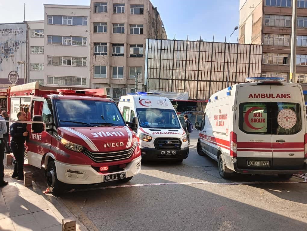 ANKARA'NIN ULUS SEMTİNDE BULUNAN SOSYAL BİLİMLER ÜNİVERSİTESİ YERLEŞKESİNDE MEYDANA GELEN DUMAN VE...