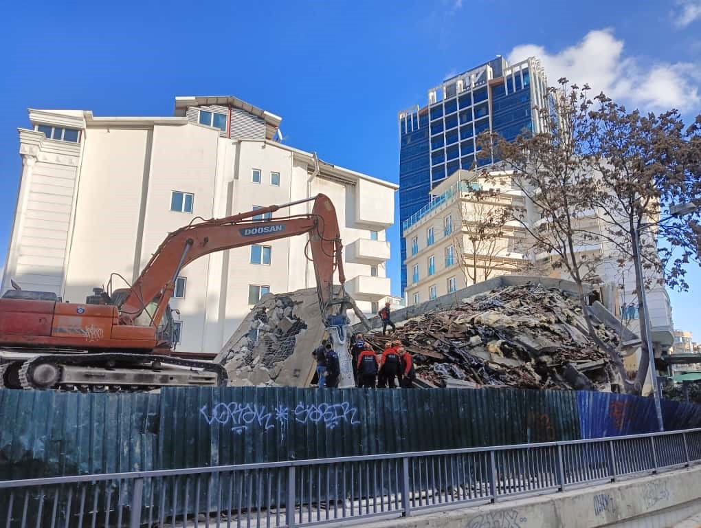 ANKARA ÇANKAYA’DA KONTROLLÜ YIKIM ÇALIŞMASI YAPILAN 5 KATLI ATIL BİNADA ÇÖKME MEYDANA...