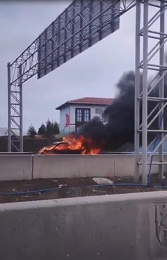 ANKARA’NIN PURSAKLAR İLÇESİNDE BİR ARAÇ YANDI.