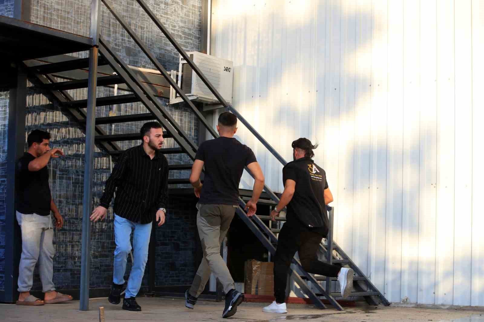 ANTALYA'DA SANDALYE VE BAHÇE MOBİLYALARI ÜRETİMİ YAPAN BİR TESİSTE ÇIKAN YANGIN ÇIKTI. ALEVLERİN...