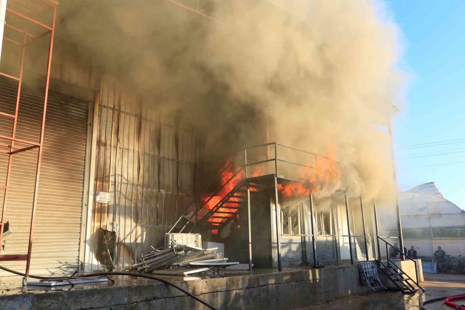 ANTALYA'DA SANDALYE VE BAHÇE MOBİLYALARI ÜRETİMİ YAPAN BİR TESİSTE ÇIKAN YANGIN ÇIKTI. ALEVLERİN...