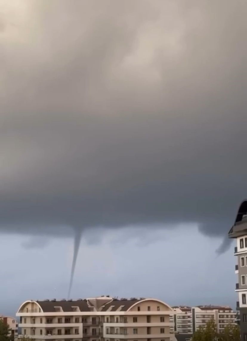 ANTALYA'NIN ALANYA İLÇESİNDE SABAH SAATLERİNDE DENİZDE ÇIKAN HORTUM VATANDAŞIN CEP TELEFONUNA...