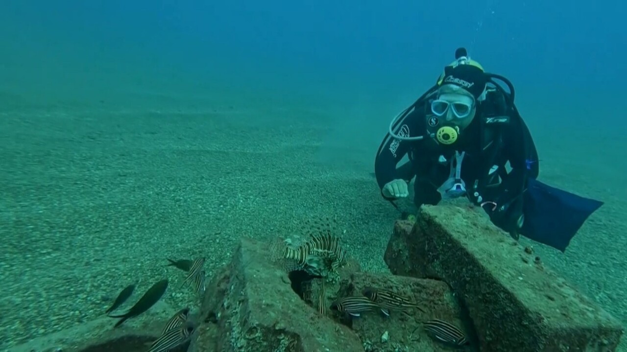 ANTALYA'NIN DÜNYACA ÜNLÜ KONYAALTI SAHİLİ'NE DALIŞ YAPAN PROF. DR. MEHMET GÖKOĞLU, TAŞ VE BETON...