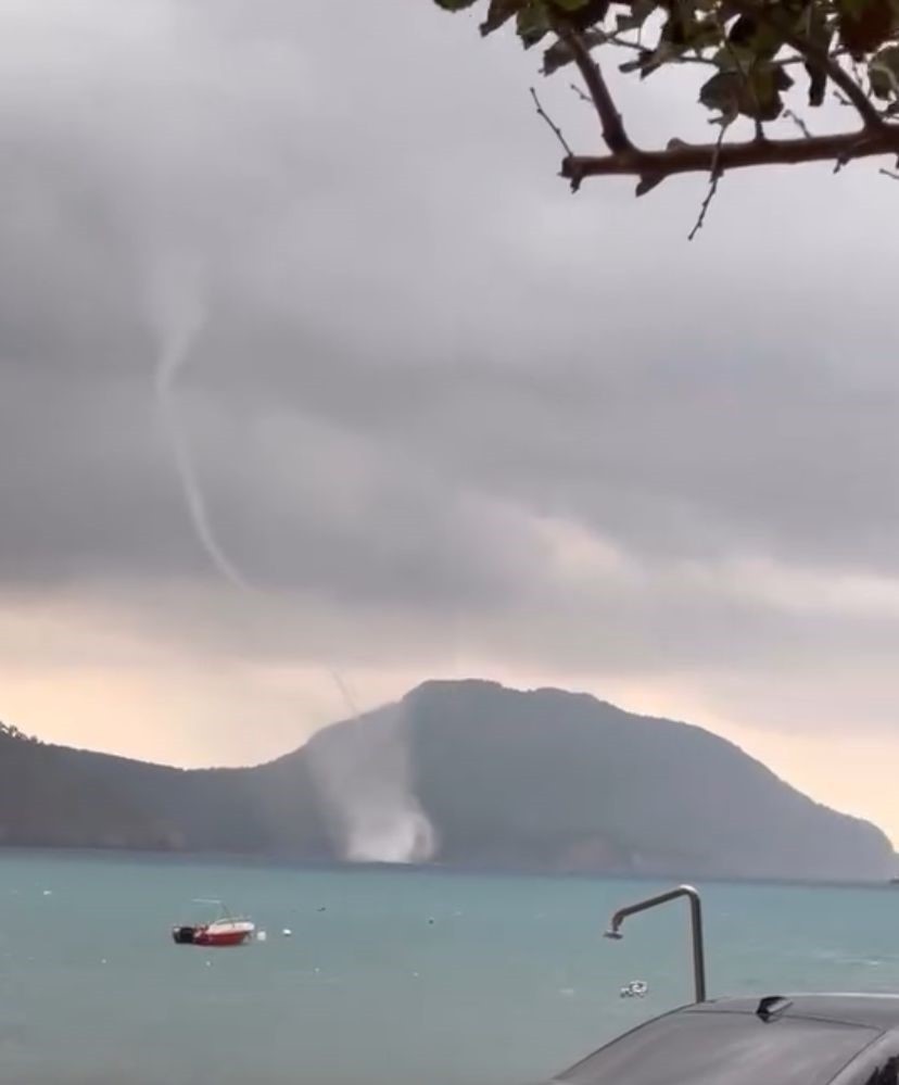 ANTALYA'NIN KUMLUCA İLÇESİNDE DENİZİN ÜZERİNDE HORTUM MEYDANA GELDİ. O ANLAR İSE BİR VATANDAŞIN...