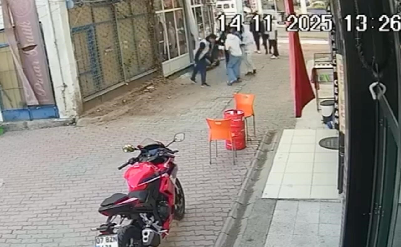 ANTALYA'NIN KUMLUCA LLÇESİNDE GENÇLERDEN OLUŞAN 2 GRUP ARASINDA ÇIKAN TARTIŞMA KANLI BİTTİ....