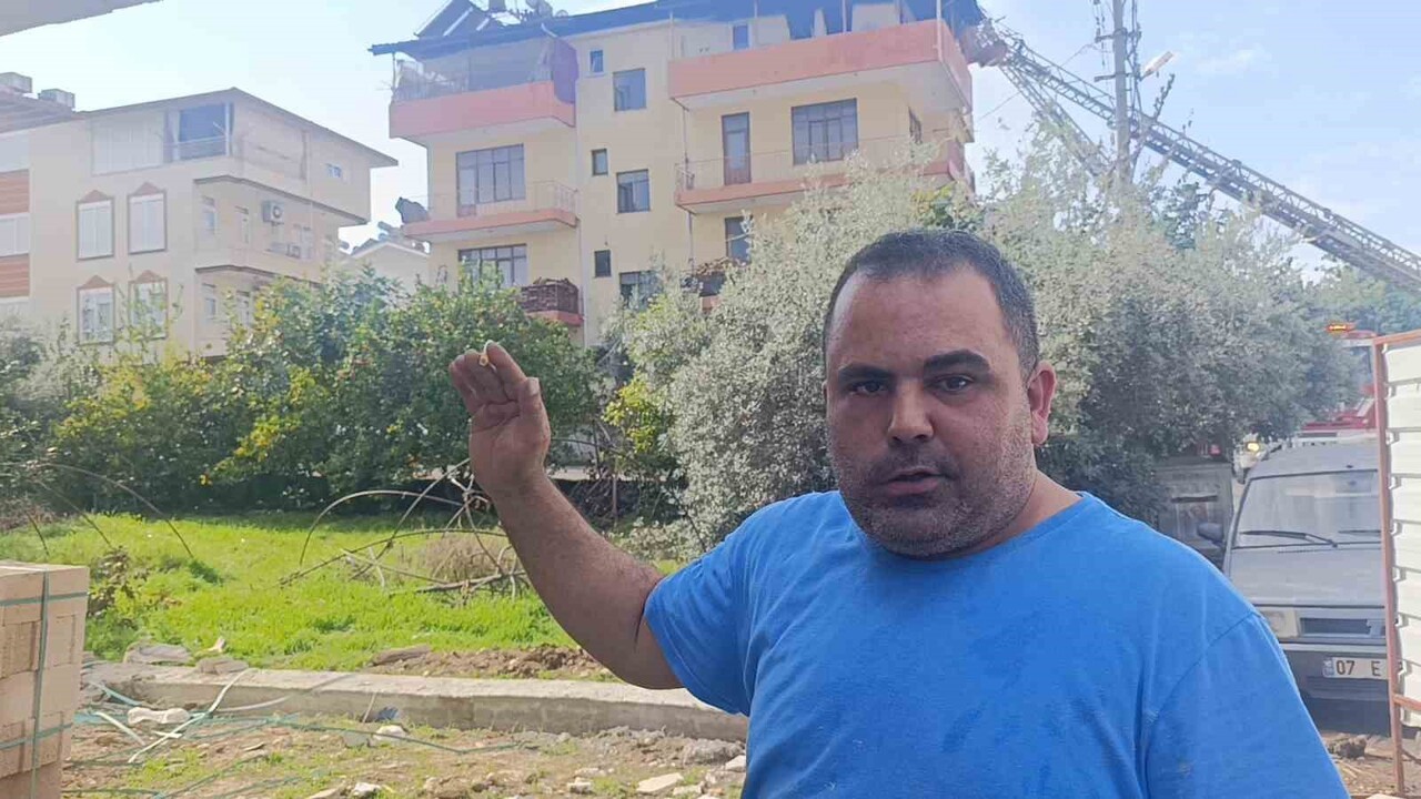 ANTALYA'NIN MANAVGAT İLÇESİNDE 4 KATLI BİNANIN ÇATI KATINDA ÇIKAN YANGINDA MAHSUR KALAN 3 ÇOCUĞU...