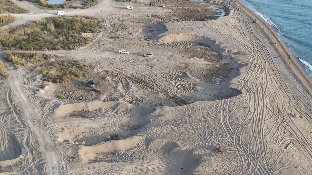 ANTALYA'NIN MANAVGAT İLÇESİNDE KUM HIRSIZLARININ TALAN ETTİĞİ SAHİLLER DRONLA GÖRÜNTÜLENDİ. ADETA...