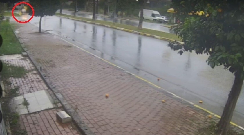 ANTALYA'NIN MANAVGAT İLÇESİNDE SEYİR HALİNDEYKEN YANMAYA BAŞLAYAN OTOMOBİLİN SÜRÜCÜSÜ AĞIR...