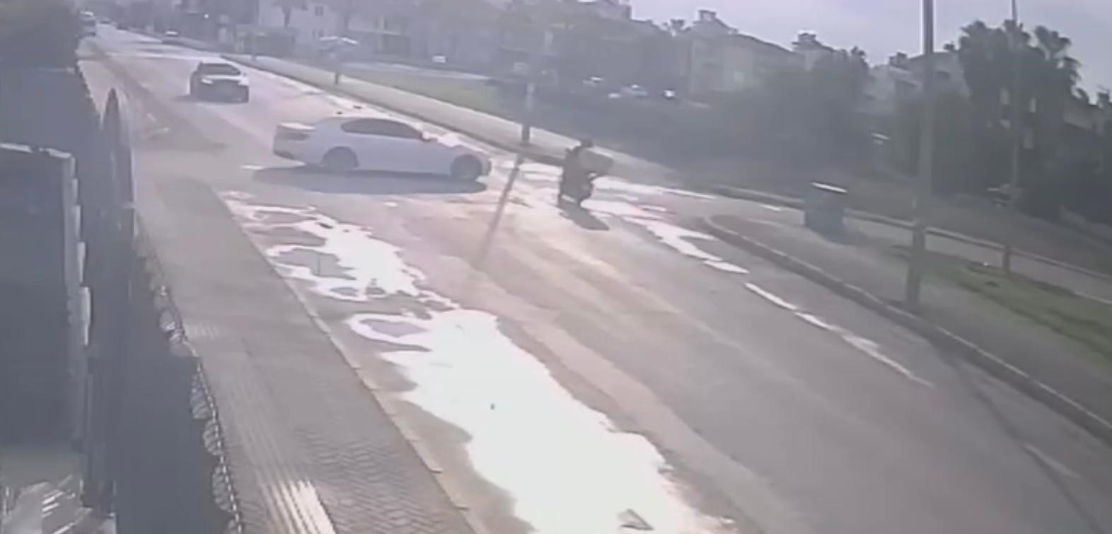 ANTALYA'NIN SERİK İLÇESİNDE OTOMOBİL İLE MOTOSİKLETLİ KURYENİN ÇARPIŞMASI SONUCU MEYDANA GELEN...