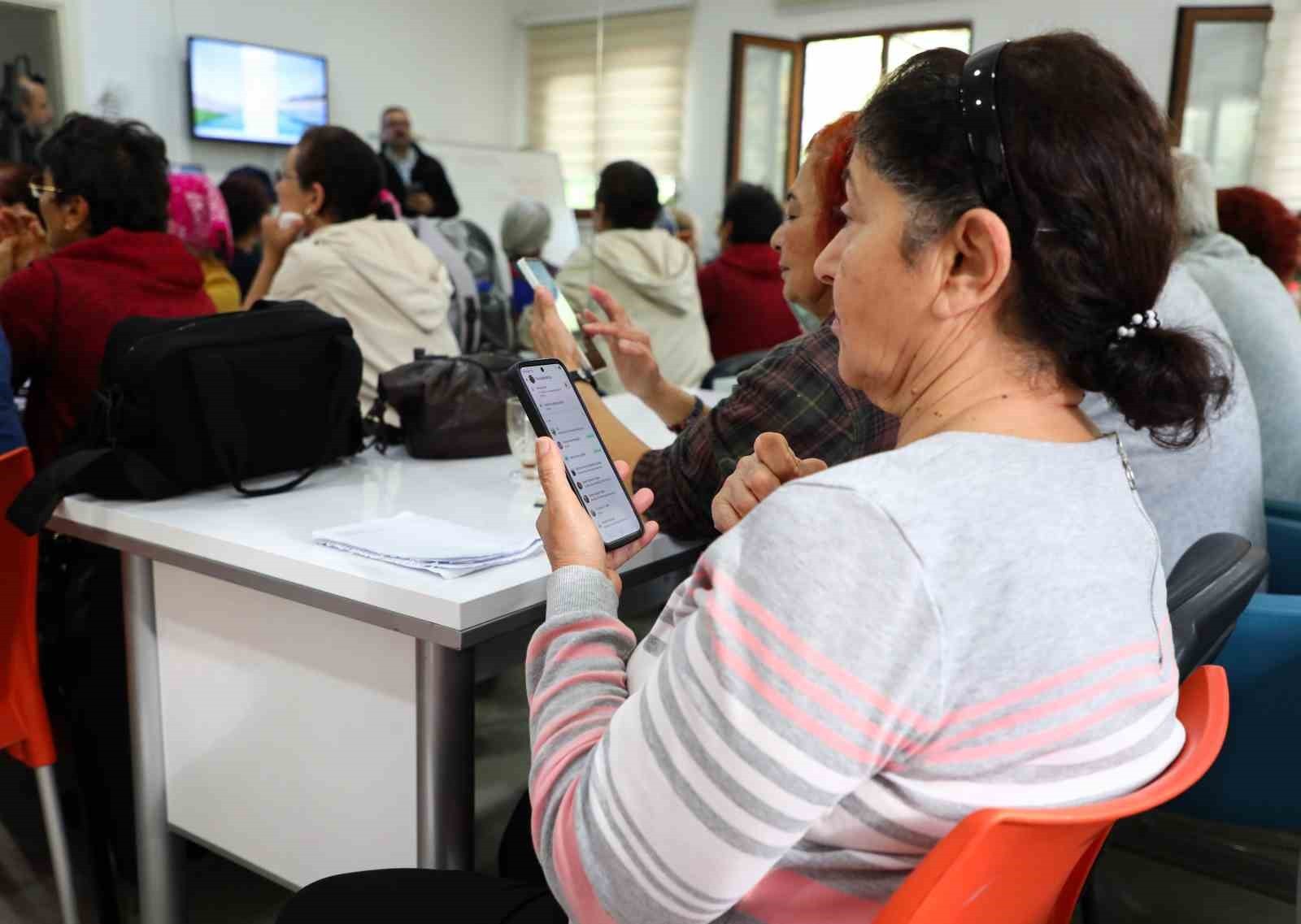ANTALYA BÜYÜKŞEHİR BELEDİYESİ, AKTİF YAŞLI MERKEZİ'NDE 60 YAŞ ÜSTÜ BİREYLERE "AKILLI TELEFON...