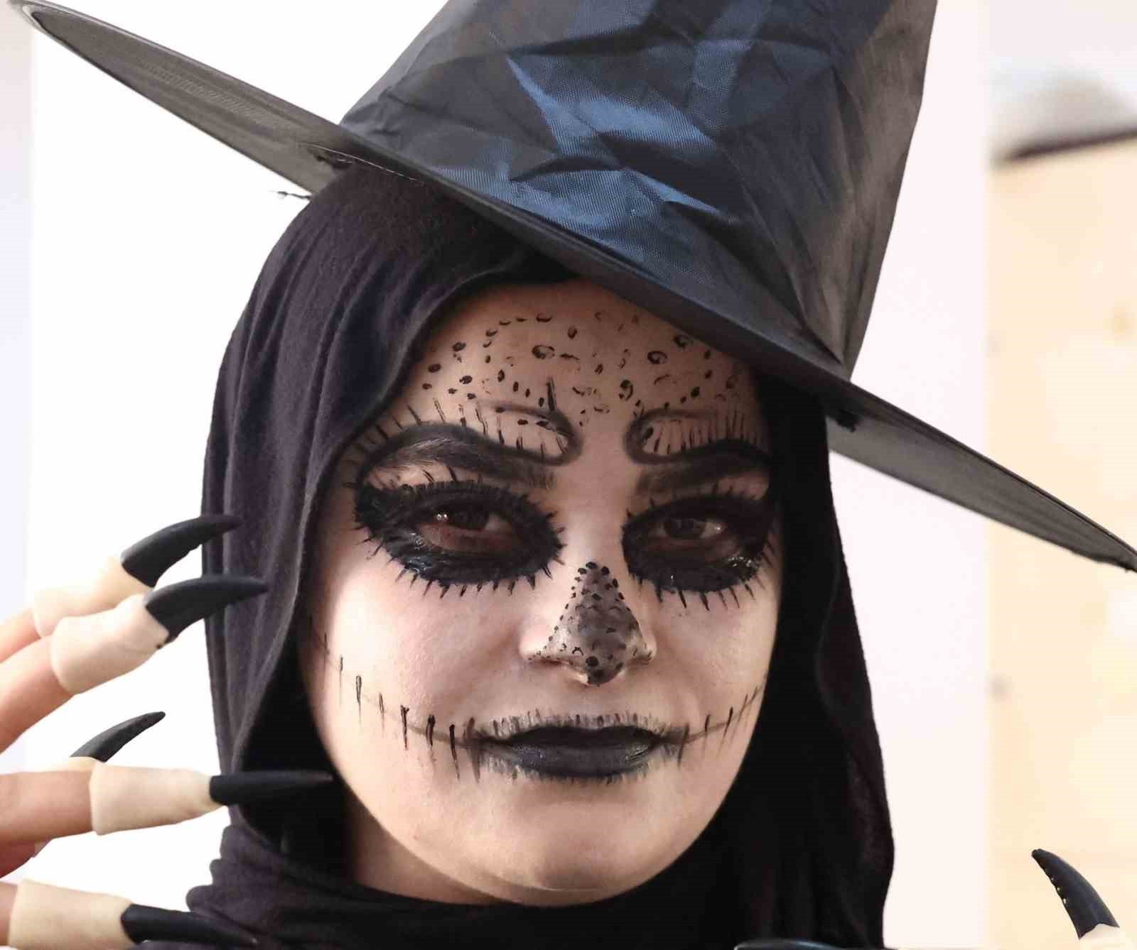 ANTALYA BÜYÜKŞEHİR BELEDİYESİ’NİN ATATÜRK SANAT EĞİTİM MERKEZİ’NDE (ATASEM) AÇTIĞI ‘SAHNE MAKYAJI’...