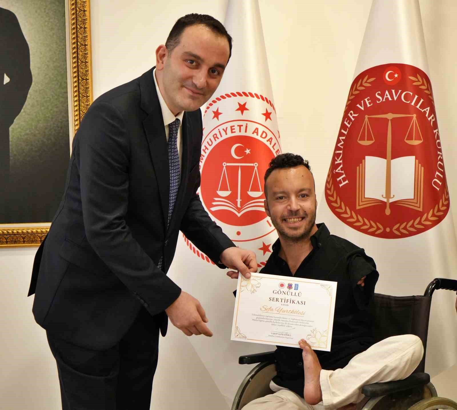 ANTALYA CUMHURİYET BAŞSAVCISI YAKUP ALİ KAHVECİ, SEFA YURTKÖLESİ'NE BELGESİNİ TAKDİM ETTİ
