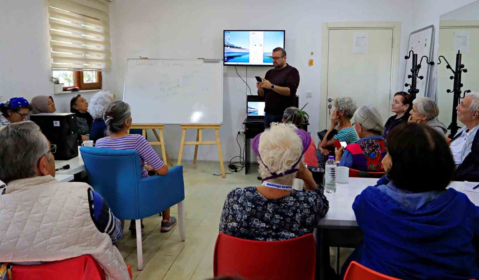 ANTALYA’DA 60 YAŞ ÜSTÜ BİREYLERE "AKILLI TELEFON KULLANIMI EĞİTİMİ" VERİLEREK DİJİTAL DÜNYAYA...