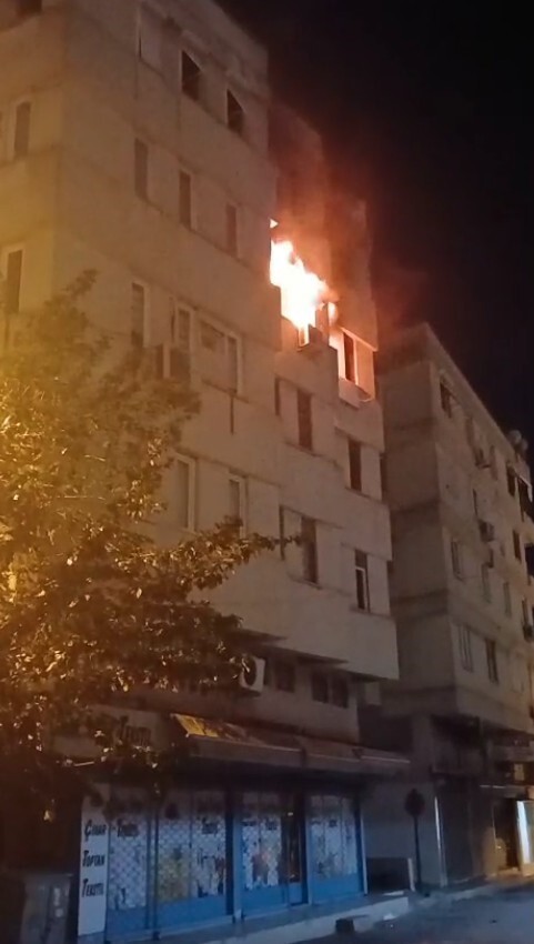 ANTALYA’DA BİR APARTMANIN DAİRESİNDE ÇIKAN YANGIN, İTFAİYE EKİPLERİNİN MÜDAHALESİ SONUCU...