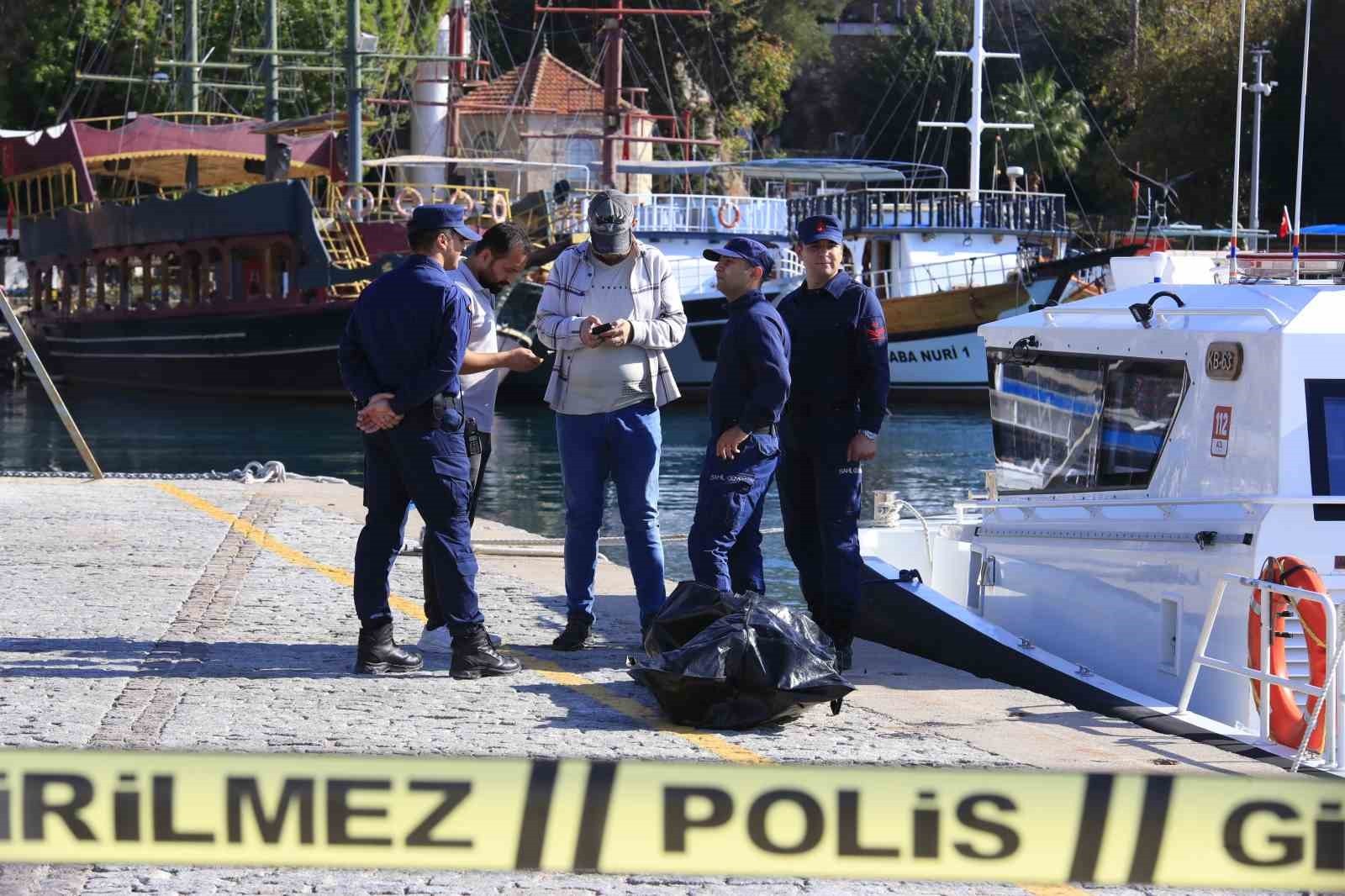 ANTALYA’DA DENİZ AÇIKLARINDA BİR KİŞİNİN CANSIZ BEDENİ BULUNDU. ÜZERİNDEN KİMLİK ÇIKMAYAN VE 15...
