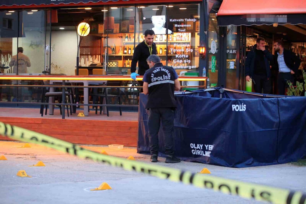 ANTALYA’DA HUSUMETLİSİ OLAN AKRABASI İLE BARIŞMAK AMACIYLA BİR ARAYA GELEN VE ÇIKAN TARTIŞMADA...