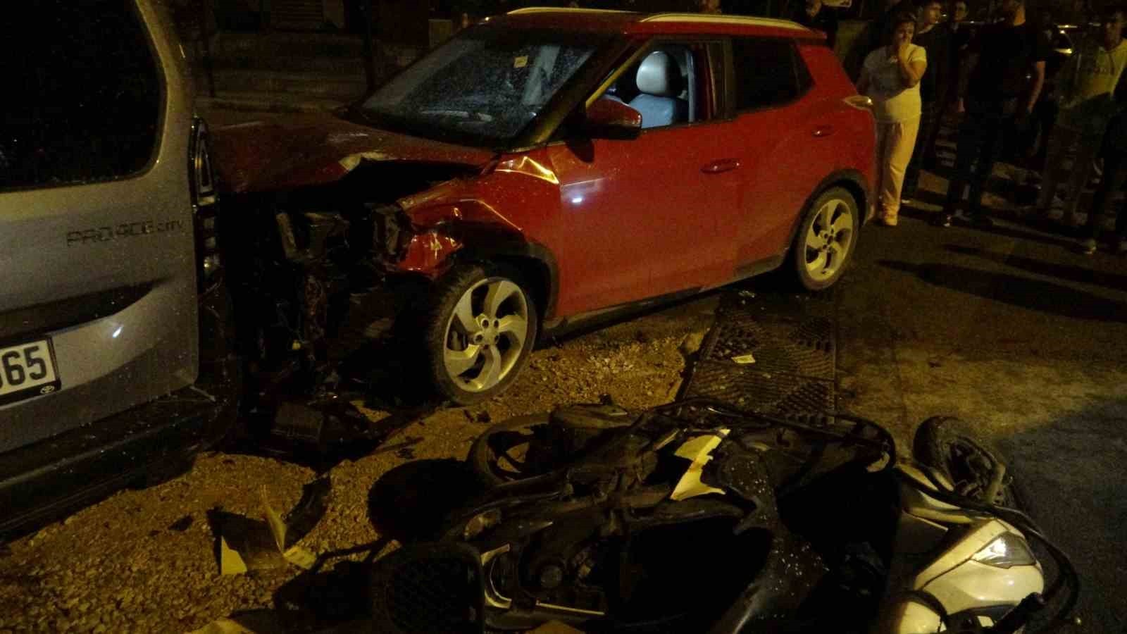 ANTALYA’DA SOKAK KESİŞİMİNDE MEYDANA GELEN KAZADA İKİ ARAÇ ARASINDA KALAN VE BACAĞINDA KIRIKLAR...