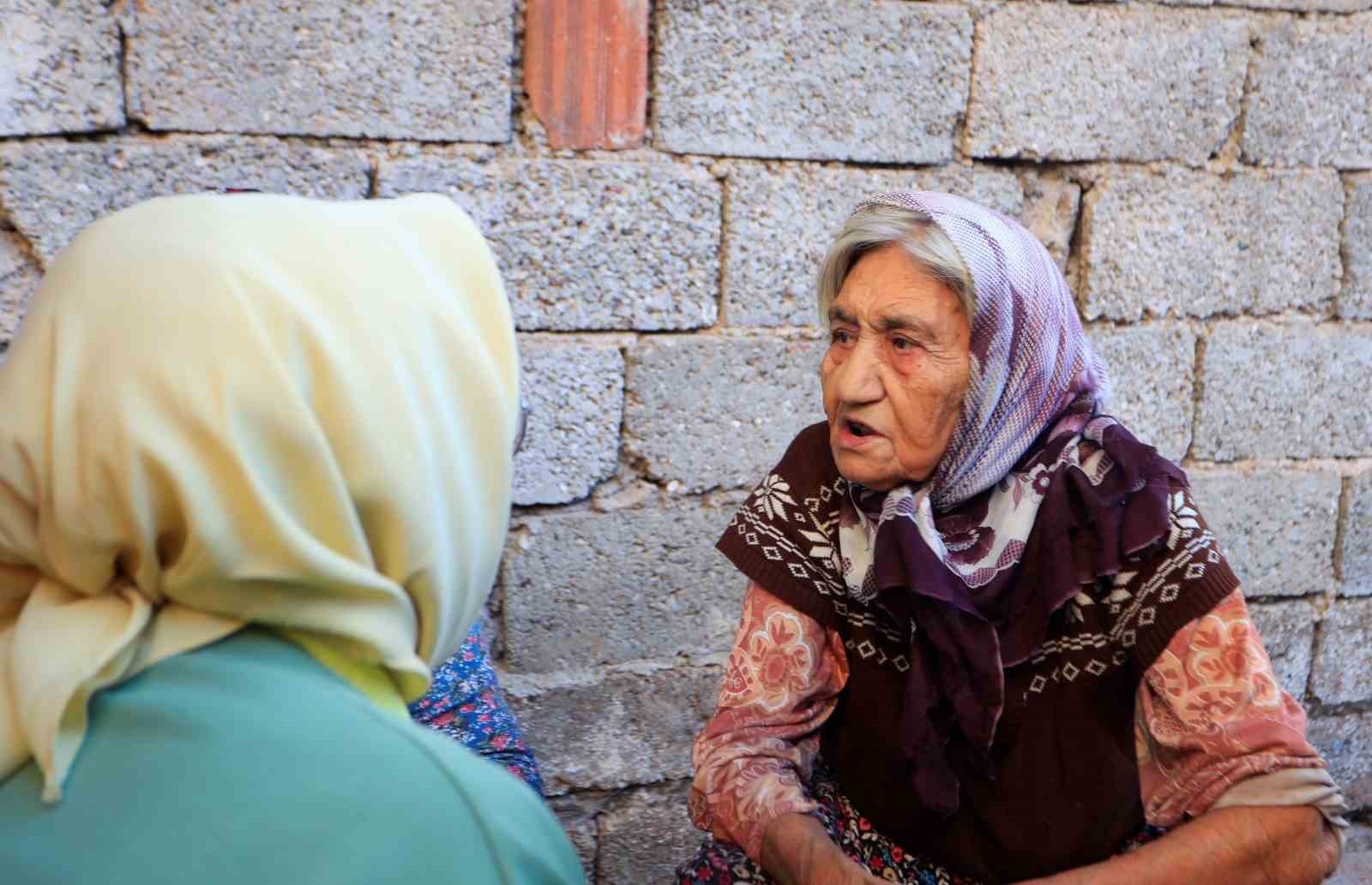 ANTALYA’DA YAŞLI ÇİFTİN İÇERİSİNDE BULUNDUĞU 2 KATLI MÜSTAKİL EVDE YANGIN ÇIKTI. YAŞLI ÇİFT DUMANI...
