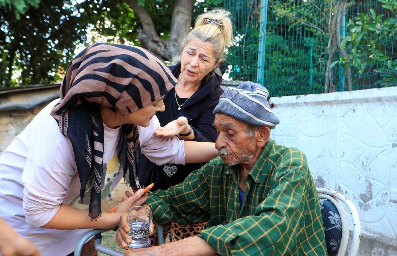 ANTALYA’DA YAŞLI ÇİFTİN İÇERİSİNDE BULUNDUĞU 2 KATLI MÜSTAKİL EVDE YANGIN ÇIKTI. YAŞLI ÇİFT DUMANI...