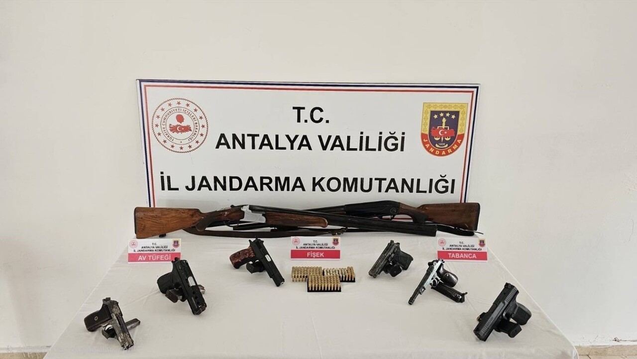 ANTALYA İL JANDARMA KOMUTANLIĞI TARAFINDAN SİLAH KAÇAKÇILIĞINA YÖNELİK DÜZENLENEN 8 ADRESE...