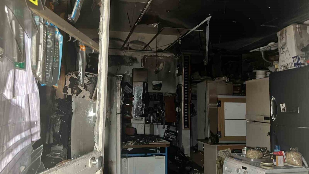 ANTALYA’NIN ALANYA İLÇESİNDE BEYAZ EŞYA TAMİR DÜKKANINDA ÇIKAN YANGIN PANİĞE NEDEN OLDU....