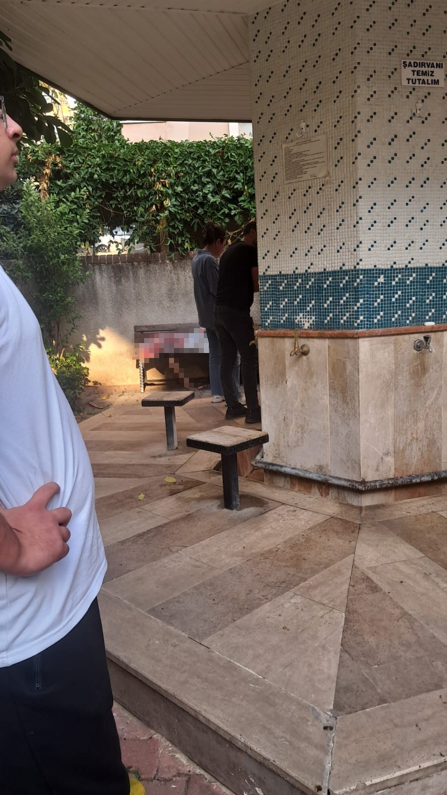 ANTALYA’NIN ALANYA İLÇESİNDE BİR KİŞİ, CAMİ ÖNÜNDEKİ BANKTA HAREKETSİZ HALDE BULUNMASININ ARDINDAN...