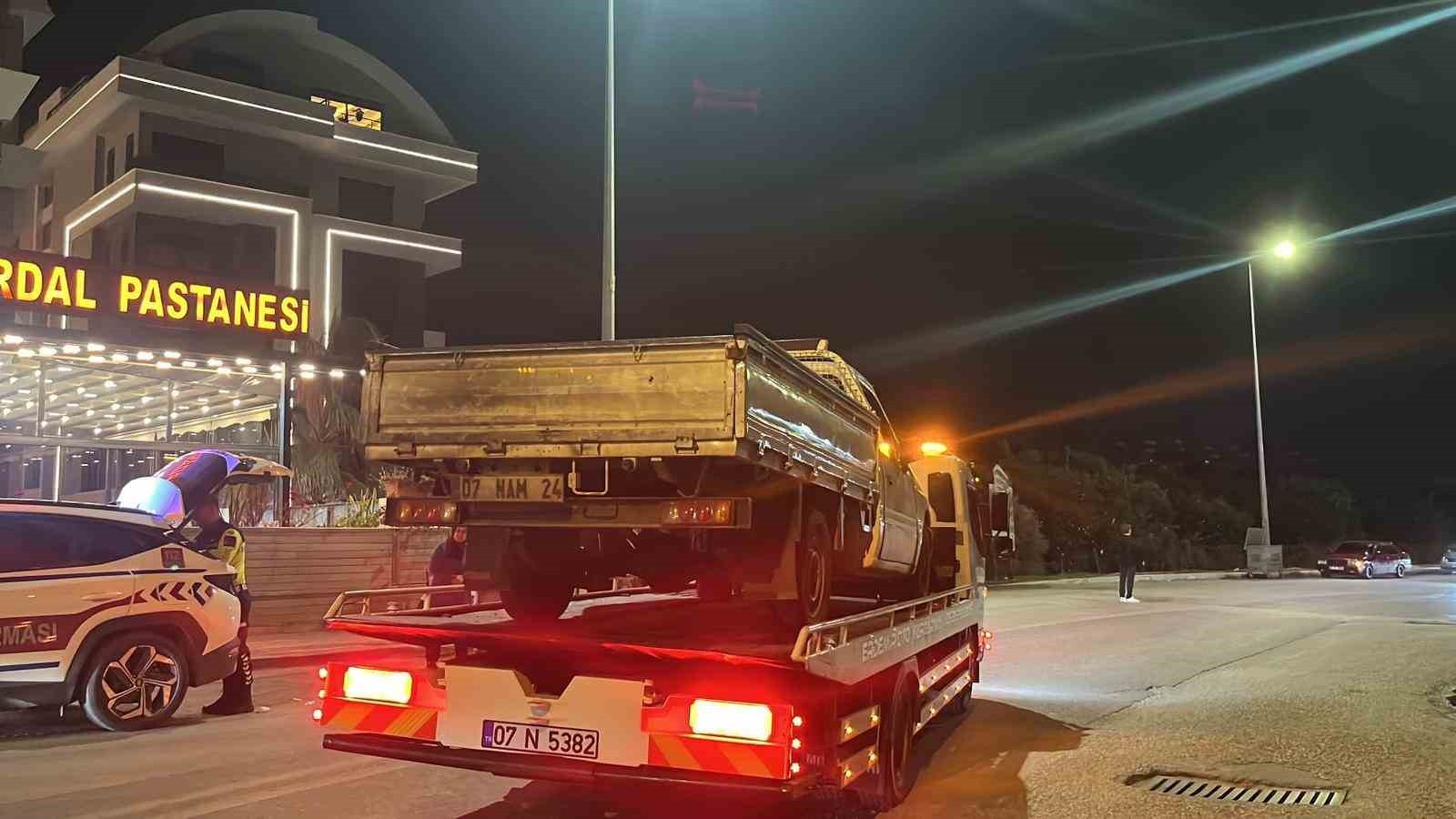 ANTALYA’NIN ALANYA İLÇESİNDE İKİ ARAÇ KAFA KAFAYA ÇARPIŞTI. KAZADA 2 KİŞİ YARALANDI. KAZA ANI İSE...