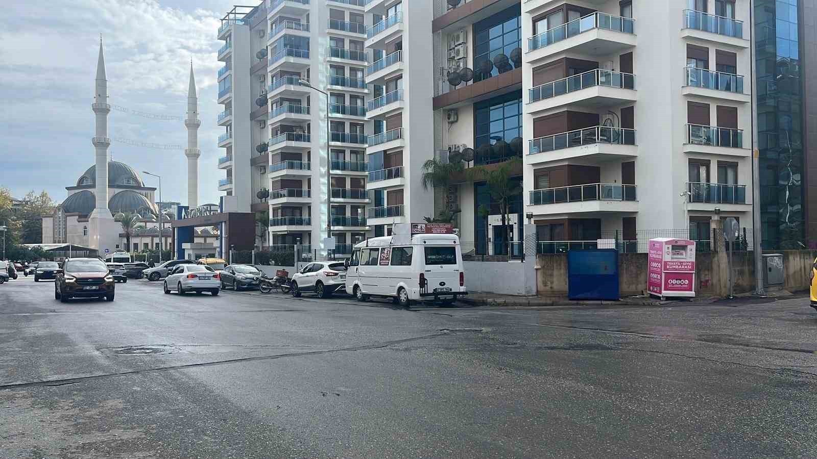 ANTALYA’NIN ALANYA İLÇESİNDE KİMLİĞİ BELİRSİZ BİR ŞAHIS, YOLDA YÜRÜYEN BİR KADINA ÖNCE YUMRUK ATTI...