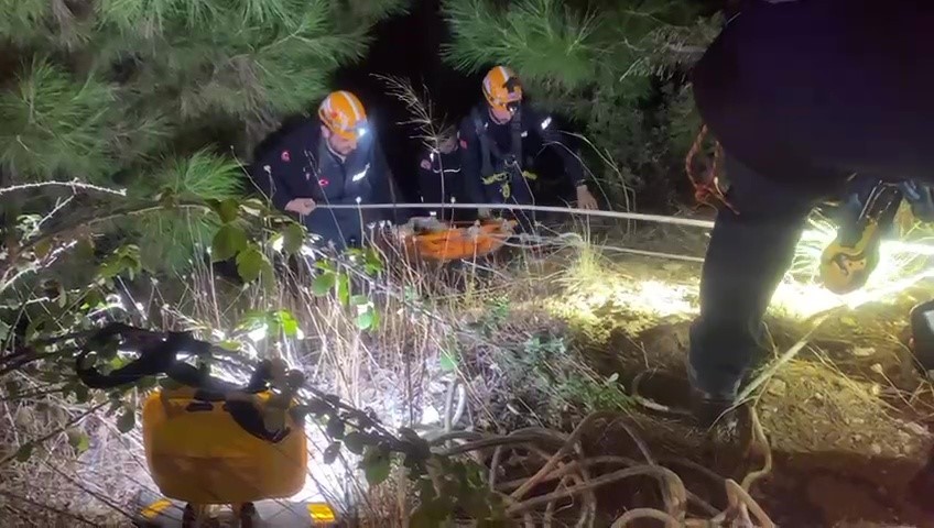 ANTALYA’NIN ALANYA İLÇESİNDE YÜRÜYÜŞ YAPARKEN UÇURUMDAN DÜŞEREK MAHSUR KALAN UKRAYNA UYRUKLU 2...