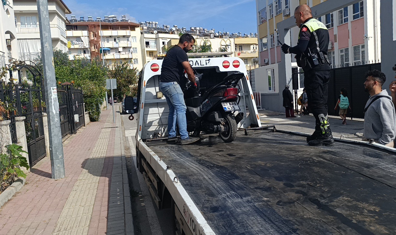 ANTALYA’NIN MANAVGAT İLÇESİNDE 75. YIL İLKÖĞRETİM OKULU YETKİLİLERİNİN İHBARI ÜZERİNE OKUL ÖNÜNE...
