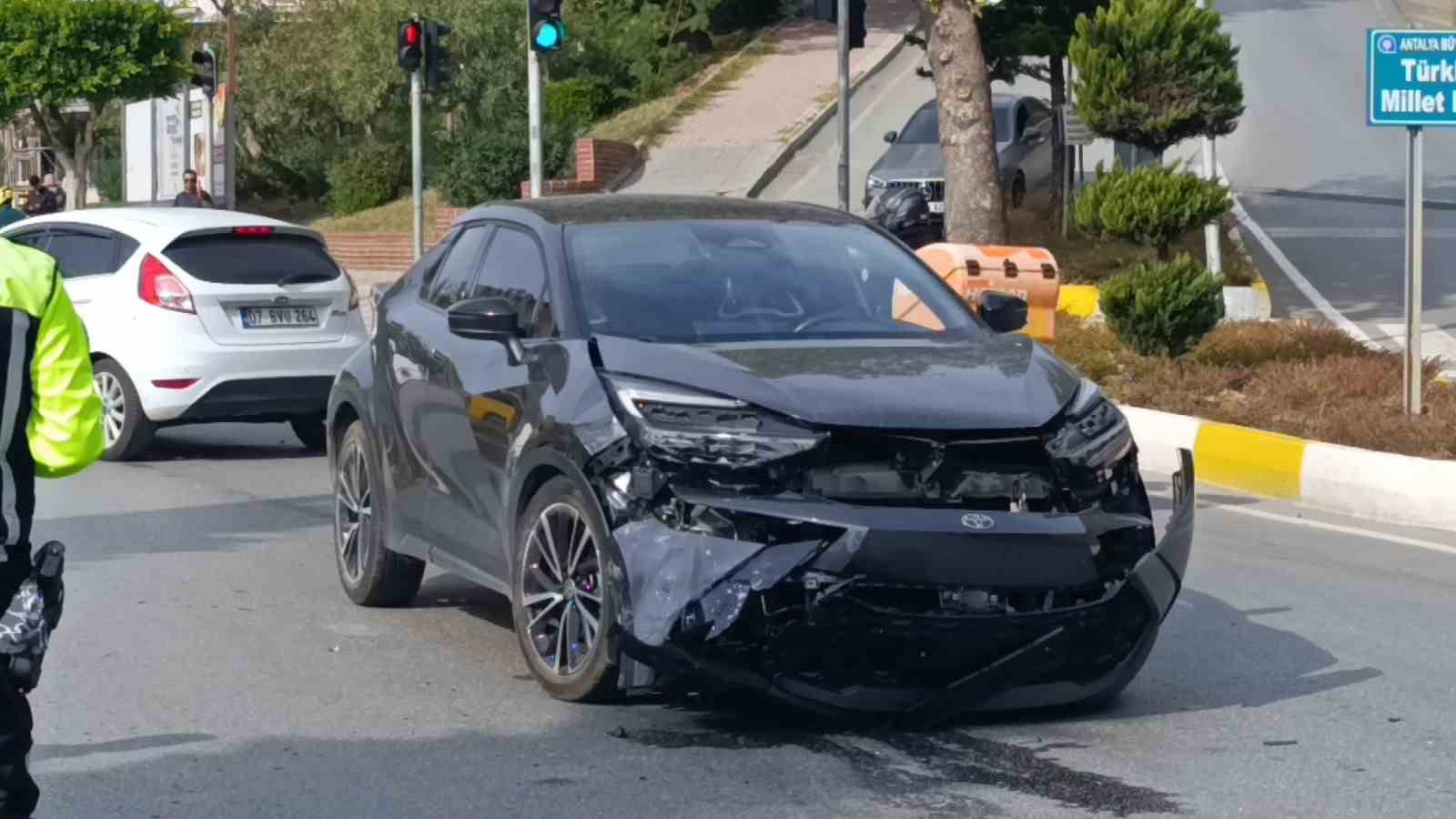 ANTALYA’NIN MANAVGAT İLÇESİNDE KAVŞAK SİSTEMİNDE KIRMIZI IŞIK İHLALİ YAPAN OTOMOBİLİN BİR BAŞKA...