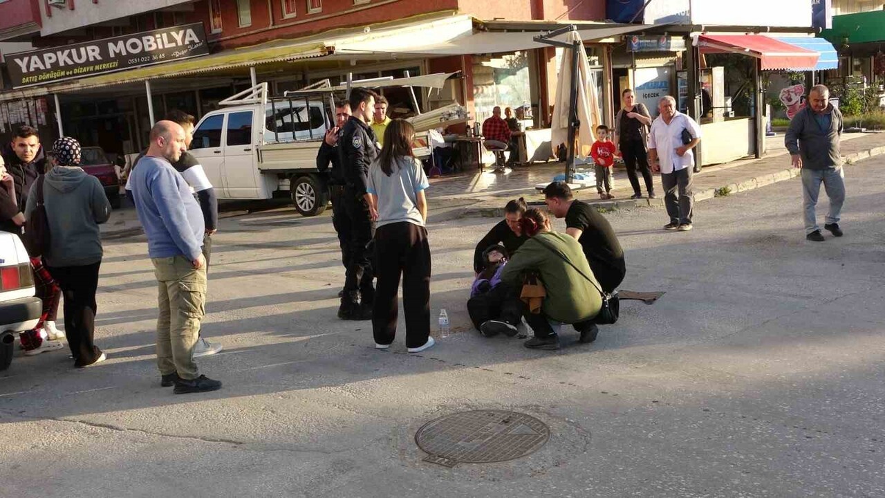 ANTALYA’NIN MANAVGAT İLÇESİNDE MOTOSİKLET İLE OTOMOBİLİN ÇARPIŞMASI SONUCU MEYDANA GELEN KAZADA 1...
