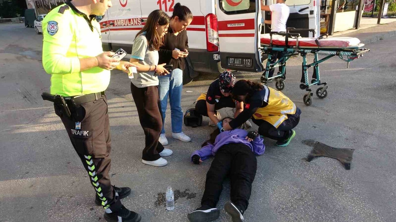 ANTALYA’NIN MANAVGAT İLÇESİNDE MOTOSİKLET İLE OTOMOBİLİN ÇARPIŞMASI SONUCU MEYDANA GELEN KAZADA 1...