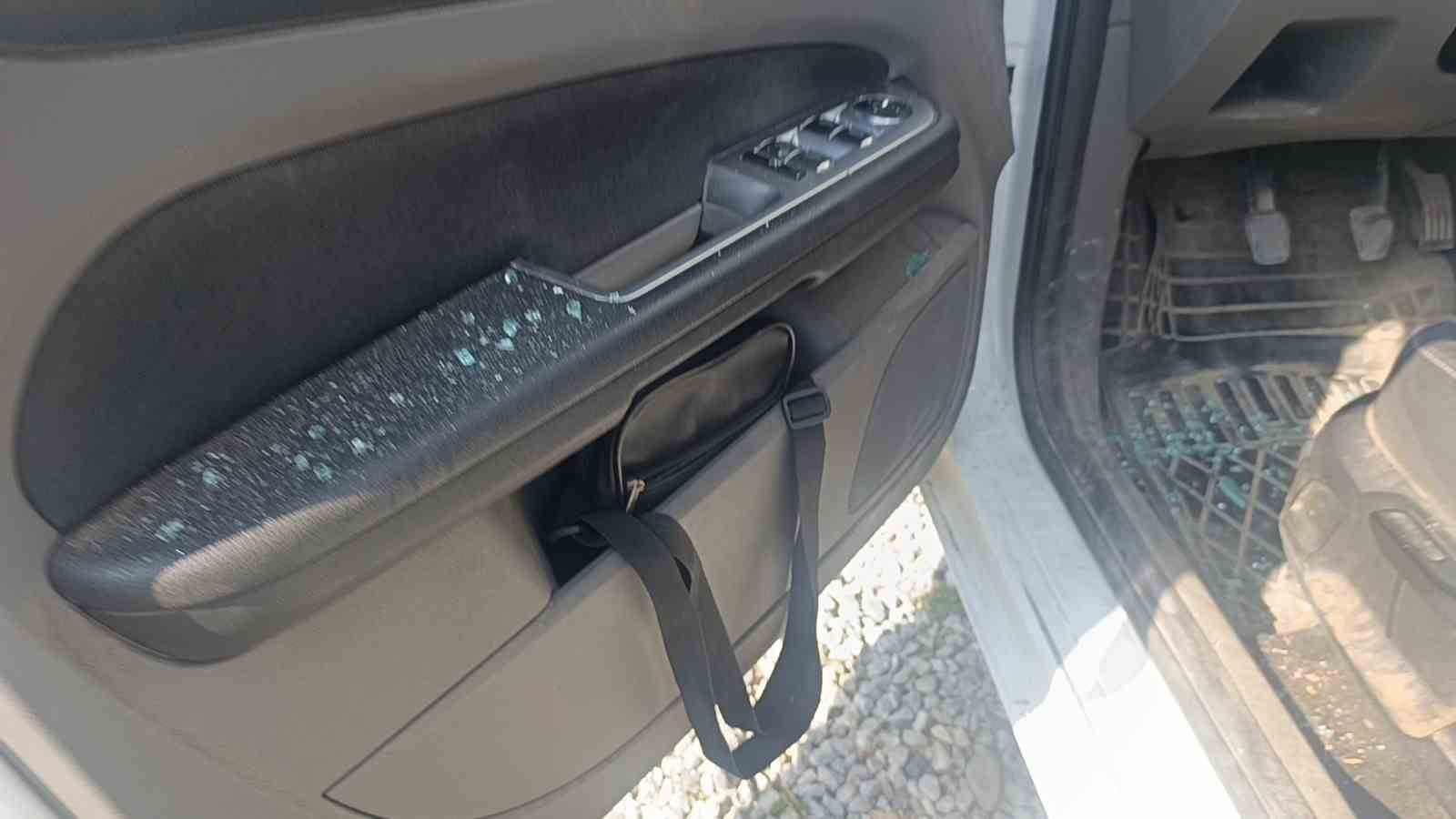 ANTALYA’NIN MANAVGAT İLÇESİNDE  PARK HALİNDEKİ OTOMOBİLİN CAMINI KIRARAK İÇERİSİNDE 50 BİN TL...