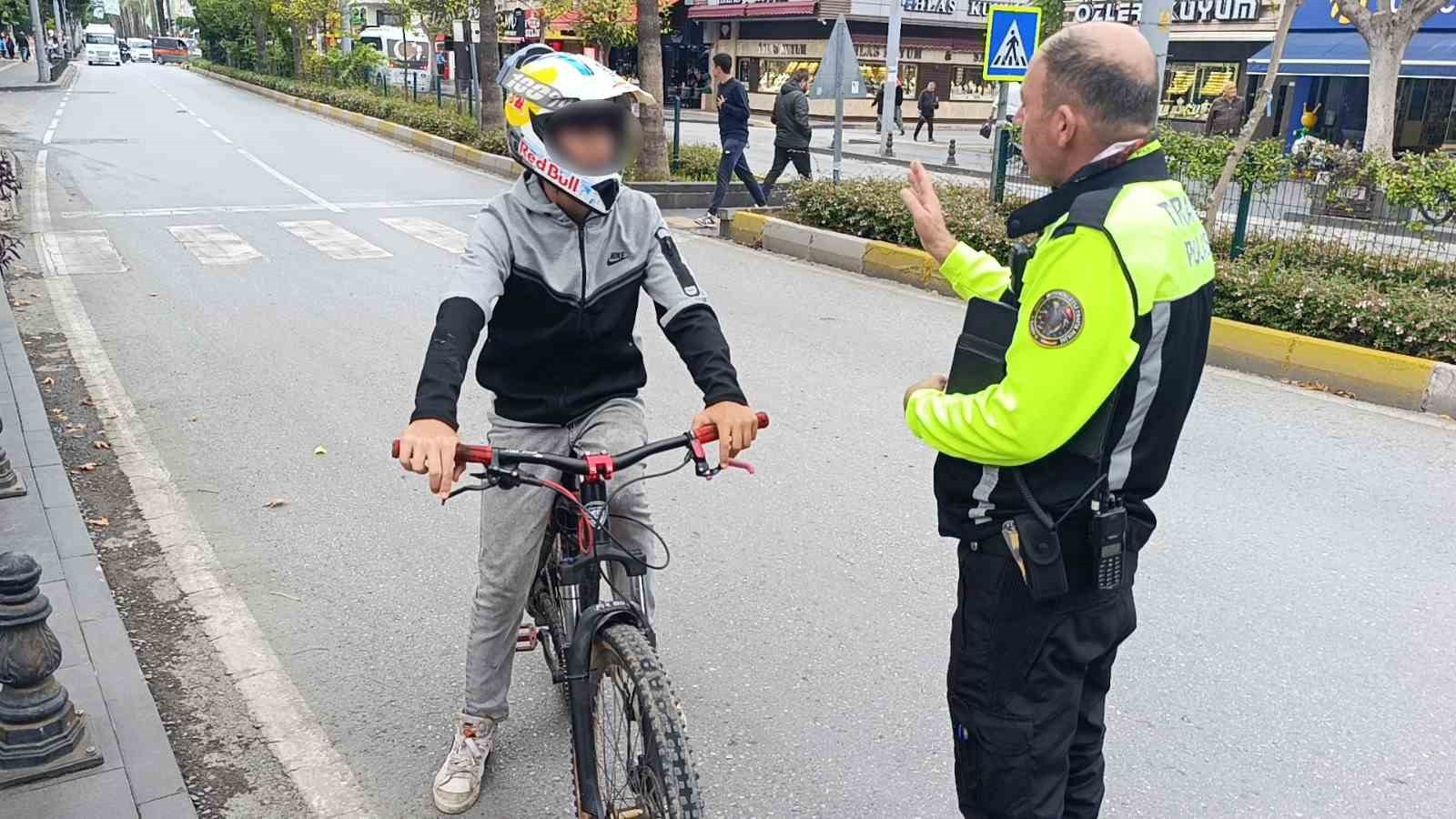 ANTALYA’NIN MANAVGAT İLÇESİNDE UYGULAMA YAPAN TRAFİK POLİSİ, DİĞER BİSİKLETLİYLE YAN YANA GELEN VE...